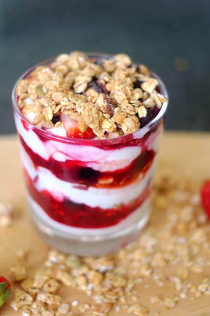 berry greek yogurt parfait- breakfast parfaits & healthy breakfast ideas