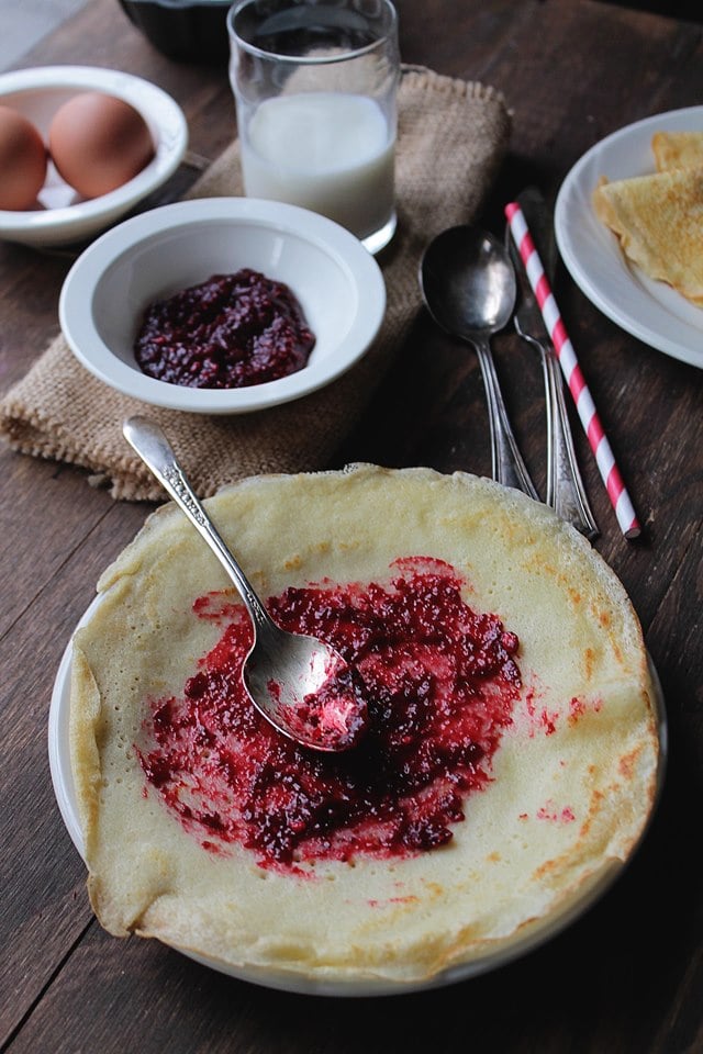 Sweet Crepe Recipes : lemon crepes with raspberry sauce