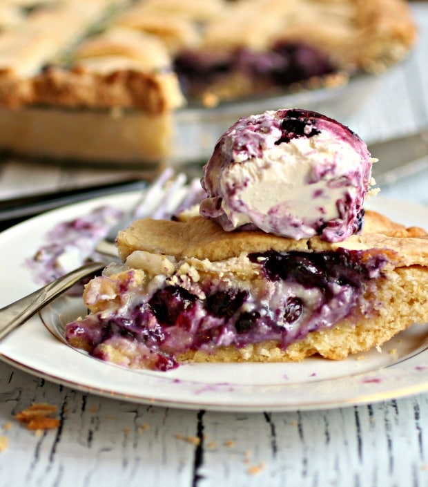 Fresh Fruit Summer Desserts : blueberry pie with lemon and thyme + 9 other fresh and delicious summer desserts | Rainbow Delicious