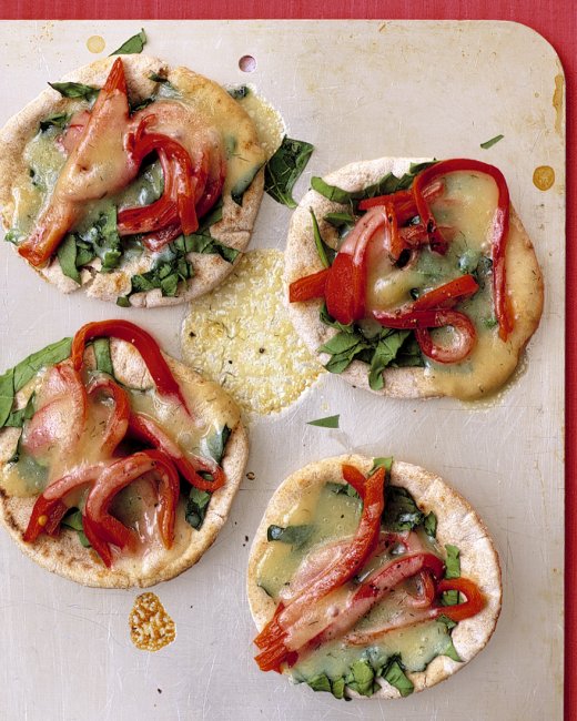 spinach and bell pepper pita pizzas