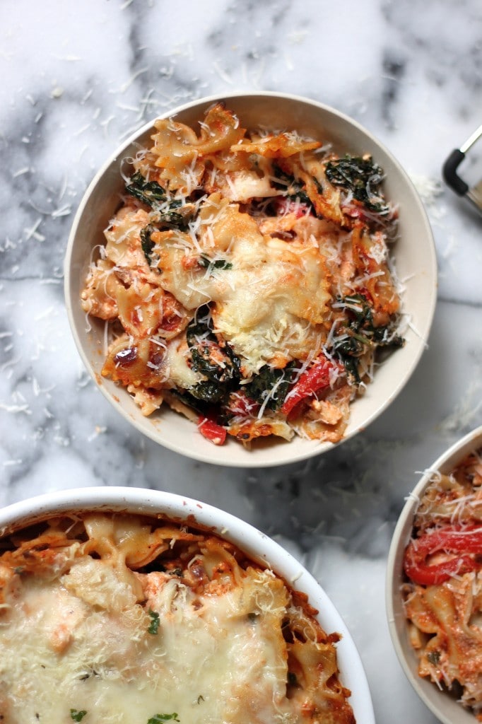 super cheesy kale and roasted red pepper pasta bake