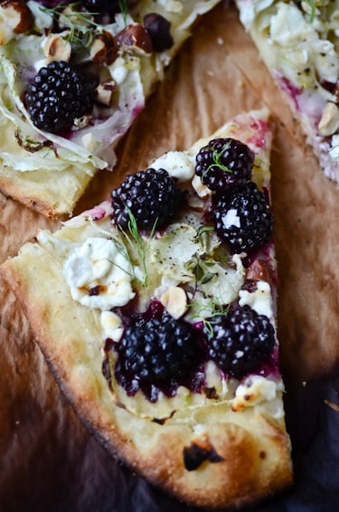 Simple Summer Recipes : Blackberry Fennel Pizza