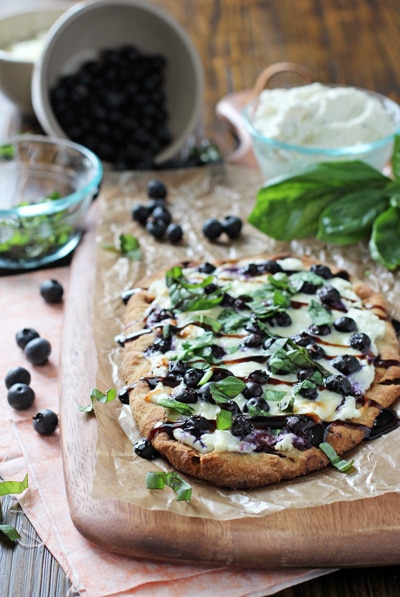 Easy Summer Dinners : blueberry basil ricotta flatbread + 4 other delicious family dinner recipe ideas in this week’s spring meal plan | Rainbow Delicious