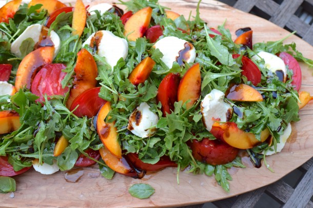 arugula salad with nectarines and tomatoes + 4 other healthy and delicious family dinner recipe ideas in this week’s summer meal plan | Rainbow Delicious