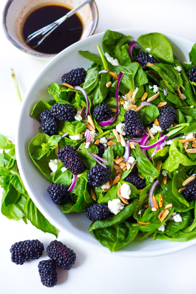 blackberry basil salad + 4 other healthy and delicious family dinner recipe ideas in this week’s summer meal plan | Rainbow Delicious