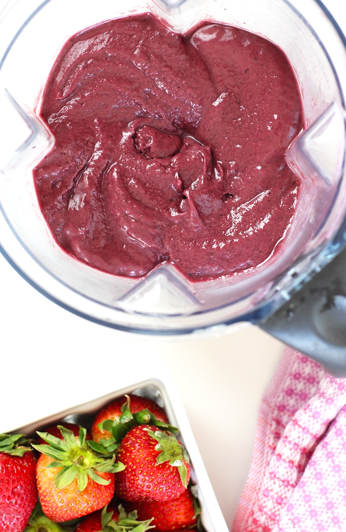 https://rainbowdelicious.com/wp-content/uploads/2020/05/acai-bowl-recipe-in-blender.jpg